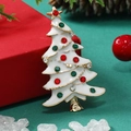 Broche sapin de Noël dorée avec strass colorés sur fond festif pour vêtements d'hiver - Style Sapin de Noël Blanc (WBR263)