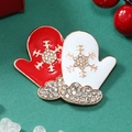 Broche gants de Noël rouges ornés de flocons dorés et de strass brillants sur fond vert - Style de Gant Rouge Blanc (WBR262)