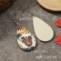 Details von Tropfen-Ohrringen aus Holz mit Sonnenblumen-Print auf Stein-Hintergrund - Sonnenblume Leopard Stierschädel (WEH3908)