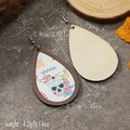 Detailansicht der bedruckten Tropfen-Holzohrringe mit den Maßen 7,8 cm x 3,7 cm - Blumen Stierschädel (WEH3912)