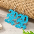 Glinsterende blauwe 2024 acryl oorbellen met zilveren haken op rustiek houten decor - Lichtblauw