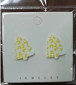 Boucles d'oreilles sapin de Noël blanc et jaune sur sa carte de présentation de bijoux - Style de Sapin de Noël Jaune (WEH4265)