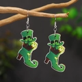 Dettaglio degli orecchini a stivale verde di San Patrizio appesi a un ramo di legno - Stile Stivali