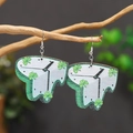 Pendientes de madera de San Patricio con reloj derretido y tréboles de cuatro hojas verdes - Trébol de esfera de reloj derretido de Dalí (WEH4234)