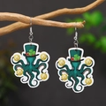 Dettaglio di orecchini in legno a polpo con cappello verde per San Patrizio - Forma di Polpo