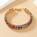 Detailopname van een kleurrijke kristallen armband met goudkleurige legering en sluiting - Veelkleurig (WB192) (KC Goudtint)