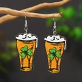 Nahaufnahme von Bierkrug-Holzohrringen mit grünem Kleeblatt an einem Zweig - Bierkrugform / Gelb