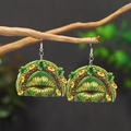 Saint Patrick's Day Holzohrringe mit grünen Kleeblättern und Lippen am trockenen Ast - Lippenmuster Stil / Grün