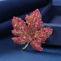 Lujoso broche de hoja de arce dorado con cristales rosas sobre terciopelo azul - Magenta Dorado
