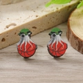 Dettaglio orecchini in legno a forma di polpo fatti a mano con tema cappello verde San Patrizio - Polpo con Cappello Verde Basket (WEH4222)