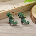 Holzohrringe mit grünen Kleeblatt-Stiefeln zum St. Patrick's Day auf einer Steinplatte - Grüner Spitzer Stiefel (WEH4200)