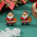 Pendientes de madera con diseño de Papá Noel y saco de regalos sobre fondo festivo verde - Papá Noel con bolsa de regalos (WEH3675 Rojo + Blanco, Baño de K Blanco)