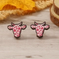 Pendientes de cabeza de vaca con estampado de vaca rosa sobre fondo de madera - Estilo Estampado Vaca Rosa (WEH4311)