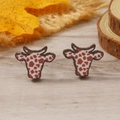 Vista macro de pendientes de cabeza de toro con motivos de madera moteada marrón - Estilo Estampado Jirafa Café Oscuro (WEH4311)