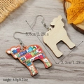 Vista dettagliata con dimensioni e peso degli orecchini in legno a forma di alpaca - Forma Alpaca Libreria Colorata (WEH4348)