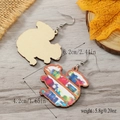 Dettaglio delle dimensioni di 6,2 cm per orecchini in legno a forma di coniglio con libri - Forma Coniglio Libreria Colorata Tipo-3 (WEH4347)