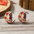 Pendientes de madera de luna con corazones rojos románticos y silueta de pareja besándose - Beso Romántico Luna (WEH4098) / Rojo (WEH4098)