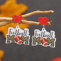 Orecchini a cuore in acrilico leopard football mom per appassionati di sport - Stile Leopardato Football Mom (WEH4514)