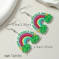 Vue détaillée des boucles d'oreilles St. Patrick avec motifs arc-en-ciel et trèfles - Lucky Arc-en-Ciel Léopard Cœur (WEH4532)