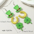 Gros plan des boucles d'oreilles St Patrick avec chapeau vert, fer à cheval et trèfle - Chapeau Fer à Cheval Trèfle Combo (WEH4531)