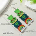 Détail macro montrant des boucles d'oreilles en acrylique Saint-Patrick avec dimensions - Chapeau Festif Arc-en-Ciel Pot d'Or Pendantes (WEH4530)