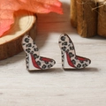 Pendientes de madera con forma de tacón de leopardo y detalle de suela roja - Estilo de Tacón Alto de Leopardo con Suela Roja (WEH4107)