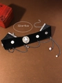 Détail d'un choker en velours avec pendentif cristal et chaînes sur texture en cuir - Argent