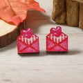 Pendientes de madera sobre de corazón rosa en fondo rústico de madera con hojas - Estilo de Sobre de Corazón Rosa (WEH4114)