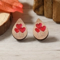 Pendientes de madera en forma de gota con tres corazones rojos sobre veta natural - Estilo de Gota de Tres Corazones (WEH4118)