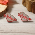 Pendientes de madera en forma de corazón con texto love rojo y flecha de Cupido - Estilo Love de Flecha a través del Corazón (WEH4122)