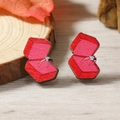 Pendientes geométricos de madera rojos y rosas sobre un fondo rústico otoñal - Estilo Caja de Regalo Geométrica Roja Rosa (WEH4124)
