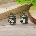 Orecchini a perno in legno con gatto, cappello verde e pallone da calcio - Gatto che Tiene un Pallone da Calcio (WEH4204)