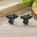 Orecchini in legno di San Patrizio con mucca dei cartoni e dettagli verdi - Testa di Mucca con Foglia Verde (WEH4206)