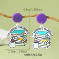 Detailaufnahme der Acryl-Ohrringe mit Buchstapel, Kaffeetasse und Text-Design - Bücherstapel und Kaffee (WEH4752)