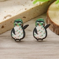 Orecchini a perno in legno a forma di pinguino con cappello e occhiali a quadrifoglio - Pinguino con Cappello Verde Occhiali da Sole (WEH4214)