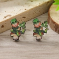 Orecchini a perno in legno San Patrizio con leprechaun su fungo e trifoglio - Stile Gnomo su un Fungo(WEH4220) / Verde