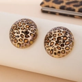 Gros plan détaillé de boucles d'oreilles léopard avec finition métal doré martelé - Style Rond (E-1-E018) / Rond