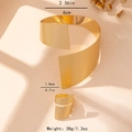 Vista dettagliata del set bracciale rigido dorato opaco e anello con dimensioni - Set Smerigliato Oro (Bracciale E Anello)