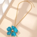 Collier vintage français avec pendentif fleur en émail bleu et perle sur chaîne dorée - Bleu Sel de Mer