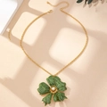 Collier rétro français doré avec pendentif fleur en émail vert et perle blanche au centre - Vert Foncé