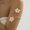Bohemian gouden bovenarmband met witte bloemaccenten en een open wikkelontwerp - Wit