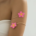 Gouden spiraalarmband met roze emaille bloemen op een witte top achtergrond - Rozerood
