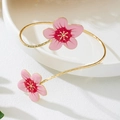 Gouden open armband met twee roze kersenbloesem emaille bloemen voor dames - Roze
