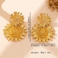 Detailweergave van gouden zonnebloem oorbellen met afmetingen 5,7cm bij 4,2cm - Goud