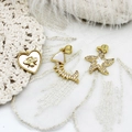 Detailaufnahme goldener Anhänger mit Bienenmotiven, Seesternen und weißen Zirkonia - Herz Biene (13.2*13.3mm)