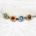 Dettaglio macro dei ciondoli pianeta placcati oro 18K con zirconi e perle lucide - Oro / Pianeta Rosso (12.5*12.5mm)