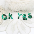 Vue détaillée de pendentifs lettres émail vert et or OK YES pour bijoux DIY - Lettre Verte (A)