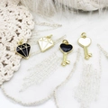 Ciondoli a cuore e diamante placcati oro 18 carati con smalto bianco e nero - Chiave a Cuore (8.5*17.2mm) / Nero