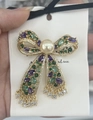 Détails d'une broche papillon de luxe avec nacre naturelle, zircons et perles glands - Style de Gland de Noeud de Zircon Coloré (G0537)