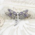 Détail de la broche libellule avec ailes en filigrane argenté et pierres de zircon colorées - Libellule